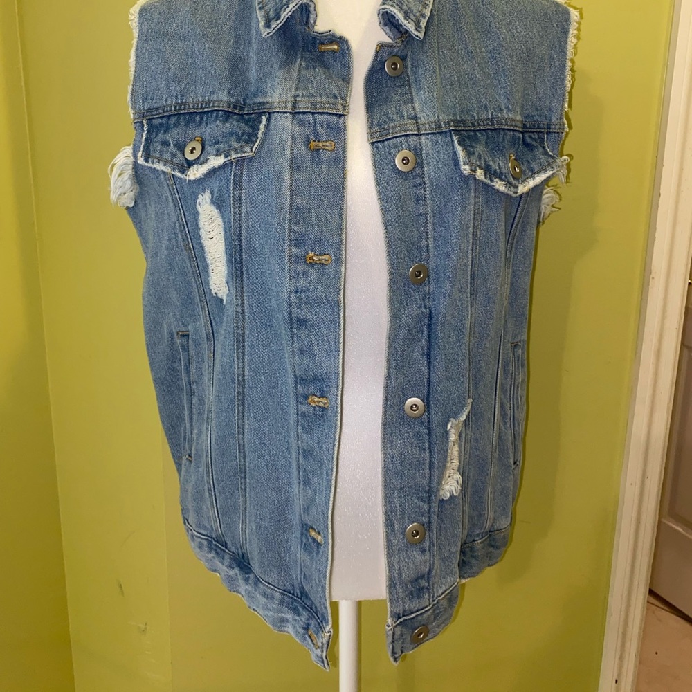 Super cute sleeveless denim jacket